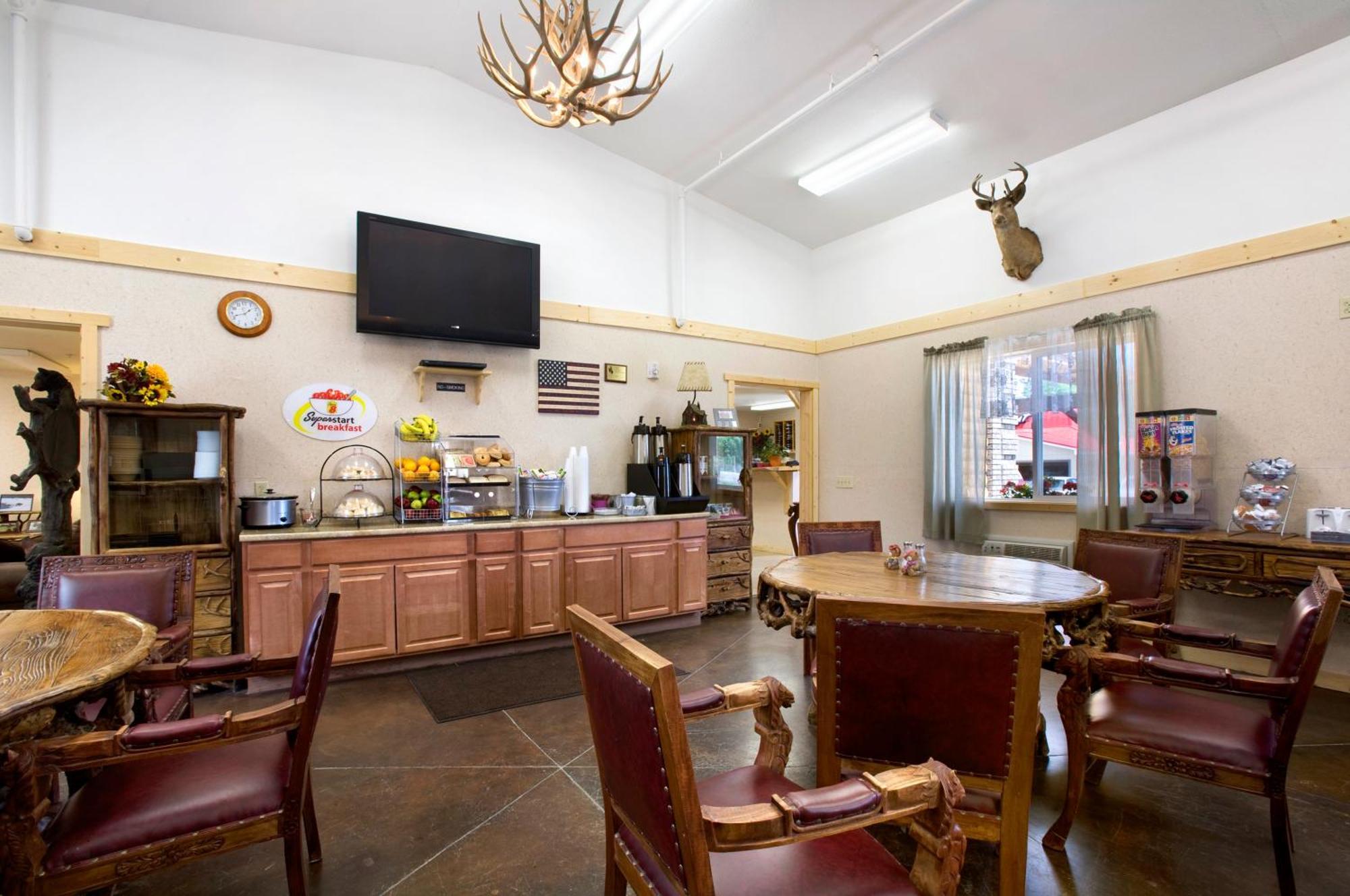 Super 8 By Wyndham Powell Hotel Restaurant photo